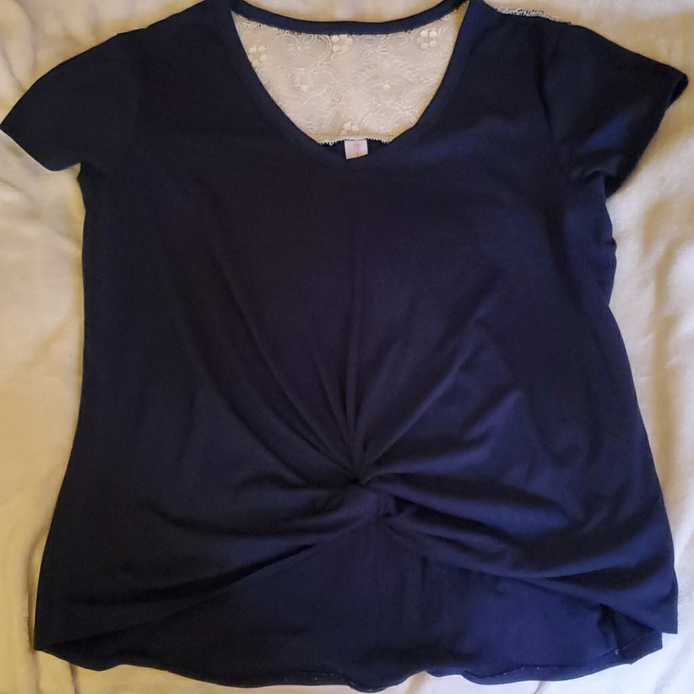 Knotted tshirt with lace